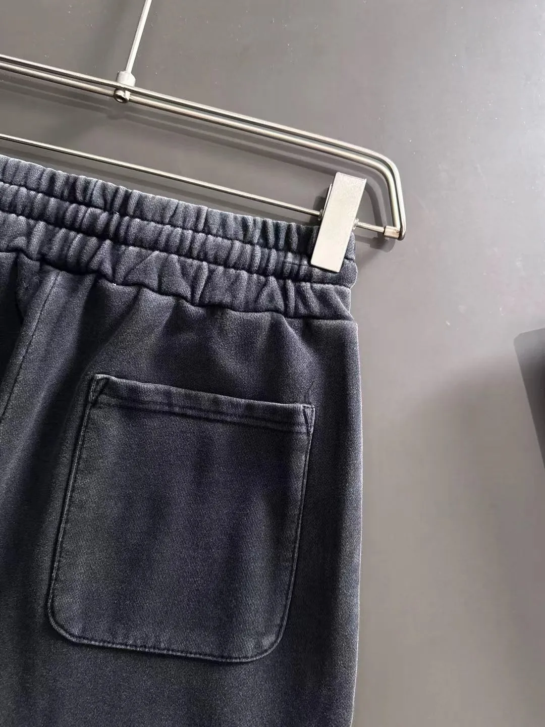 Next day shipment P360 Stone lsland/Stone Island Exclusively launches 25ss autumn and winter new high-quality trousers. Compare real-life details at will. Craftsmanship that ordinary small workshops cannot copy. Top-level ZP development. Unique imported fabric feel. Purely imported German machine production. Precision operation. Ten thousand needle density. A pair of trousers with rich details. You can see the development strength. A full set of new accessories are customized simultaneously. Simple yet elegant. Soft, delicate and comfortable. The upper body is versatile and fashionable. A perfect choice for autumn and winter. A must-have item. Loose fit. Please refer to the size chart when placing an order: S to XXL (or state your height and weight when placing an order)